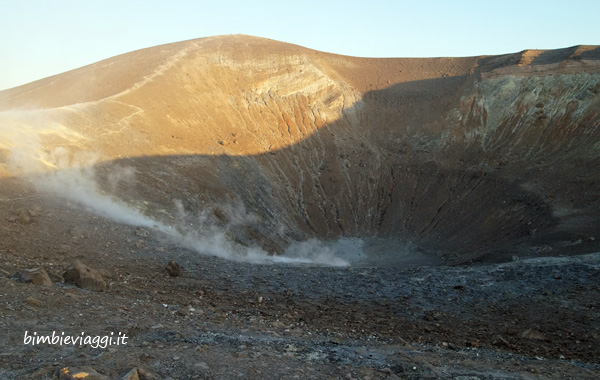 bambini-e-vulcani-tramonto-cratere-di-vulcano-eolie