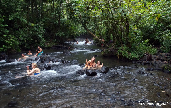 Vulcano Arenal in Costa Rica-fiume termale