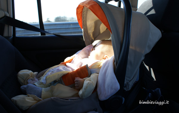 Viaggi in auto con bambini ovetto neonati