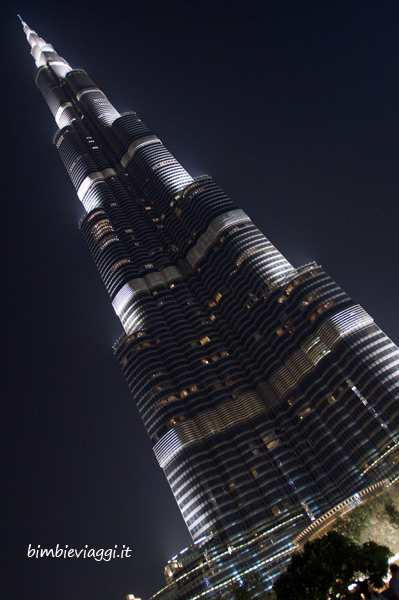 Burj Khalifa di notte Dubai con bambini