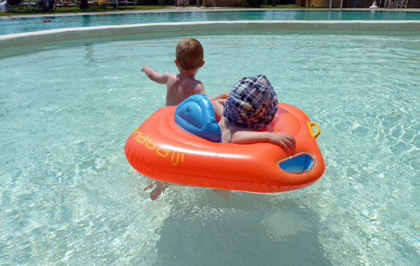 Costa Rei con bambini-piscina
