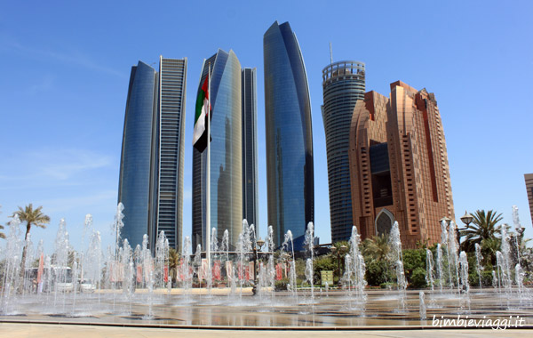 Emirati Arabi con bambini-Ethiad Towers