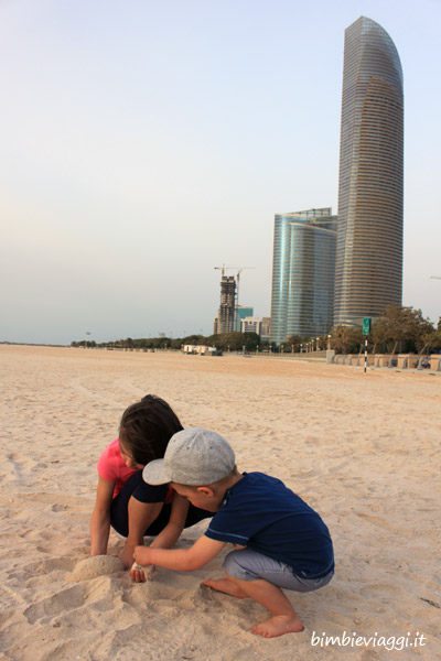 Emirati Arabi con bambini-grattacieli