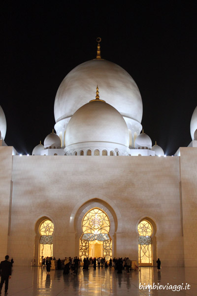 Emirati Arabi con bambini-ingresso moschea