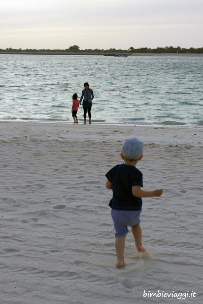 Emirati Arabi con bambini-spiaggia