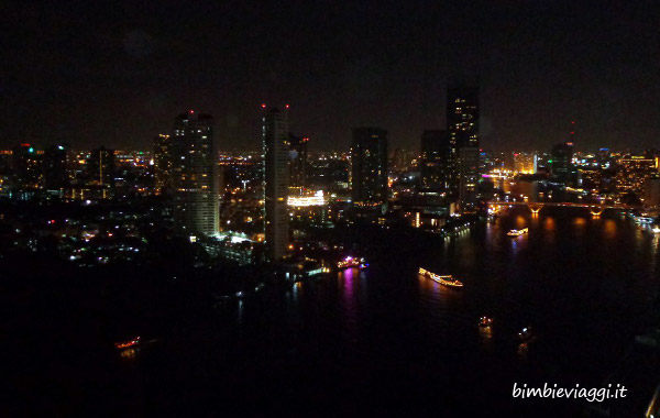 Bangkok con bambini di notte