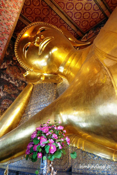 Bangkok con bambini Wat Pho - Buddha d'oro