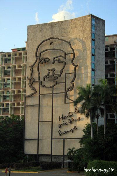 L'Avana con bambini-murales Che Guevara
