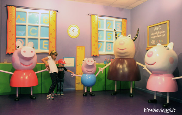 Peppa Pig World con bambini-scuola