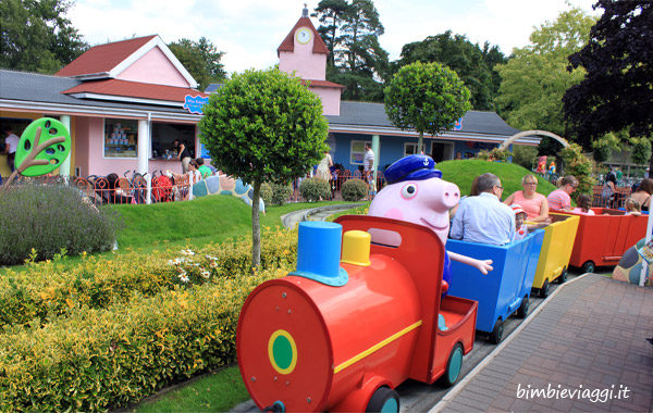 Peppa Pig World con bambini-trenino