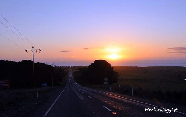 Viaggio in Australia con bambini-tramonto per strada