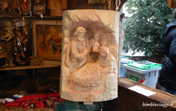 Mercatini di Natale di Trento con bambini-presepe