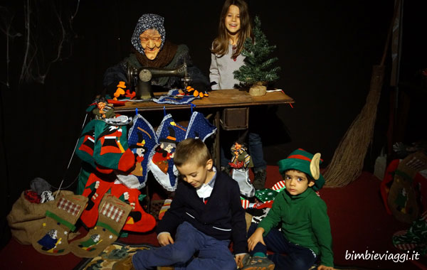La città del Natale a Montecatini con bambini-befana