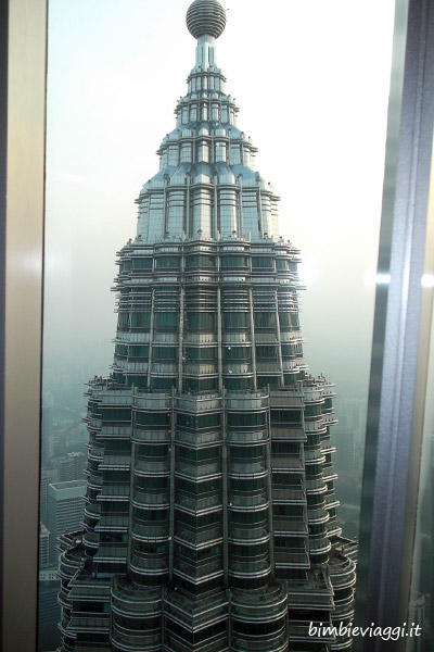 Petronas con bambini-torre gemella