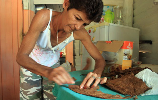 Cuba on the road in tre-lavorazione tabacco