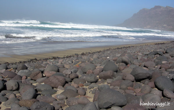 Lanzarote per bambini - spiaggia sassi