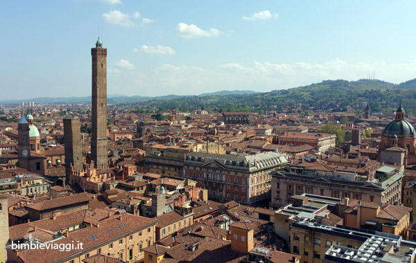 Dove dormire con un bambino - vista torre prendiparte - Estate a Bologna con bambini - cose da fare a Bologna con bambini