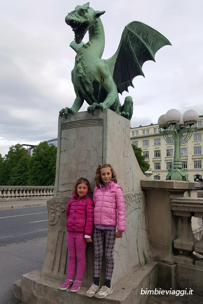 Slovenia con bambini -statua drago
