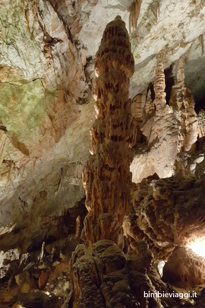 grotte di Postumia con bambini -colonna