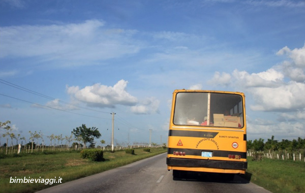 Cuba on the road con bambini - autobus