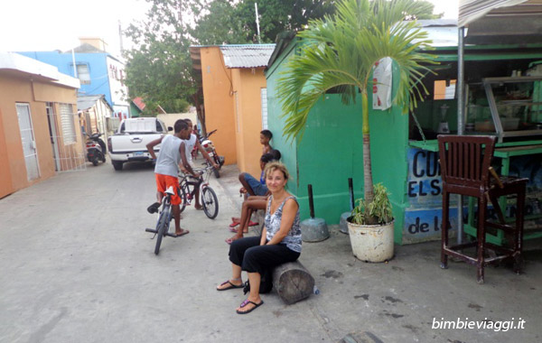 Bayahibe con bambini Repubblica Dominicana locali