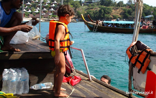 phi phi islands con bambini - vacanza in thailandia - tuffo
