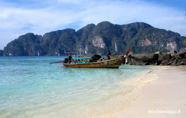 Vacanza in Thailandia con bambini - come organizzare viaggio in Thailandia con bambini -spiaggia a Phi Phi Islands