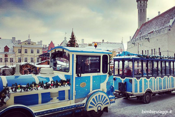 Tallinn in inverno con bambini - trenino blu che gira per tallinn