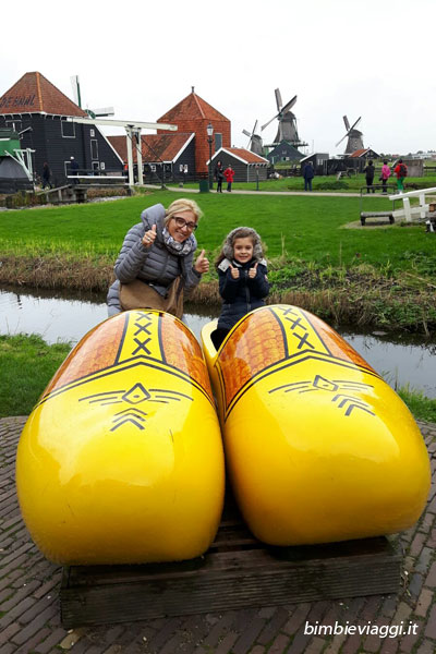 vacanza in Olanda con bambini - zoccoli a zaanse schans - Itinerario Olanda con bimbi