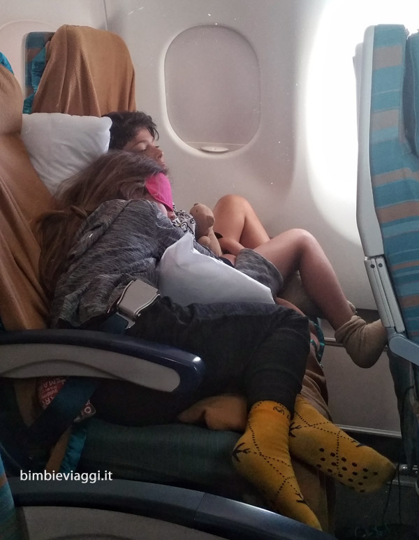 cosa sgnifica viaggiare con i bambini bimbi in aereo