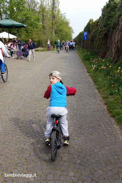 Sigurtà con bambini -bici - tulipanomia parco giardino sigurtà