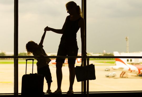 Viaggi per genitori single: consigli pratici per partire tranquilli