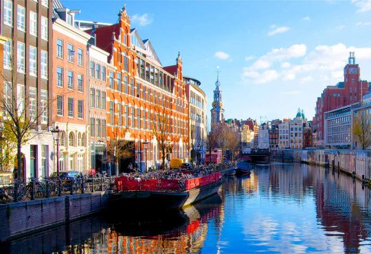 Navigare sui canali di Amsterdam con bambini: evviva la Pizza Cruise