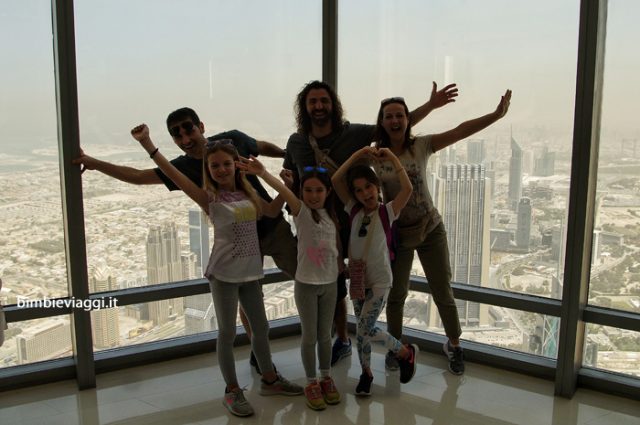 burj khalifa con bambini piano 125