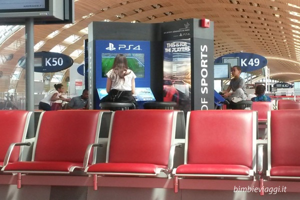 una adolescente in viaggio - giochi in aeroporto