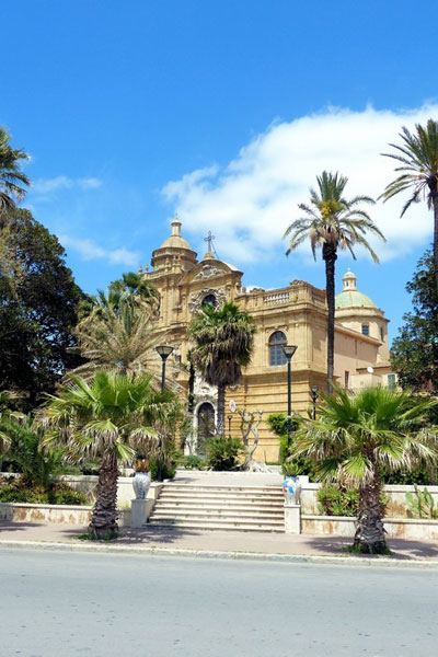mazara del vallo con bambini-cattedrale