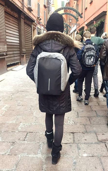 idee-regalo-per-viaggiatori-zaino-antifurto-passeggio