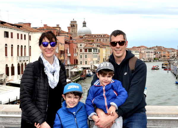 Viaggiare con bimbo autistico - una famiglia blu a Venezia