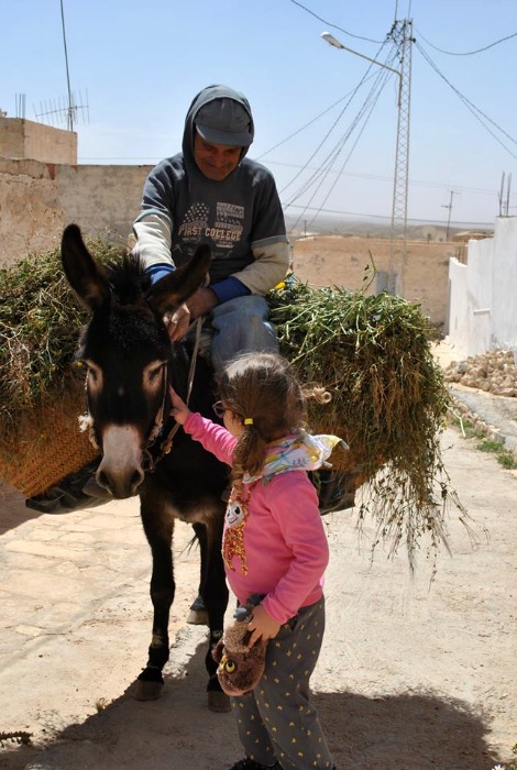 tamezret - tunisia con bambini
