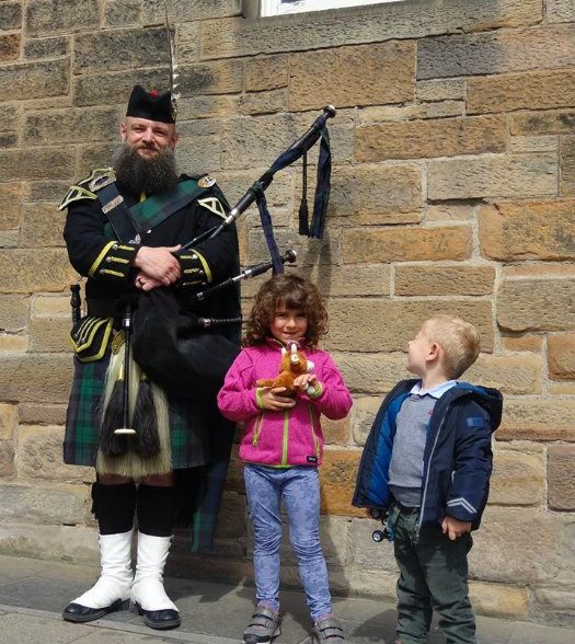 Highlands scozzesi con bambini