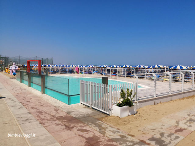 delfini beach village cattolica con bimbi piscina riscaldata