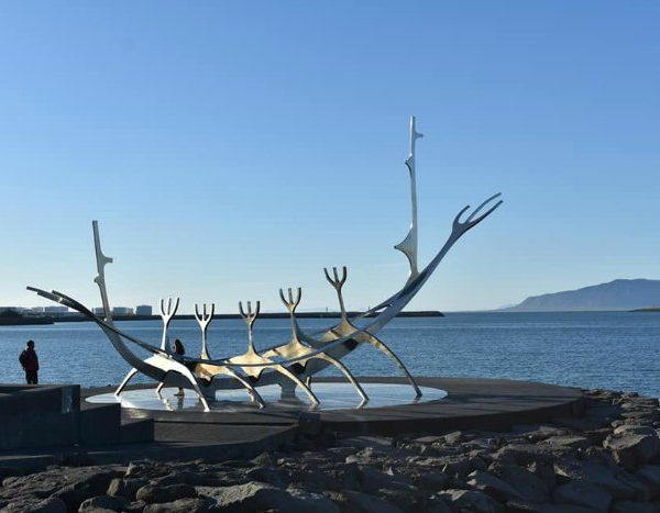 voyager monument islanda con bambini