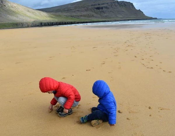 spiaggia rossa di Raudasandur - Islanda on the road in tenda con bambini