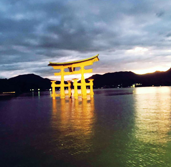 Giappone con 3 gemelli-tempio sul lago