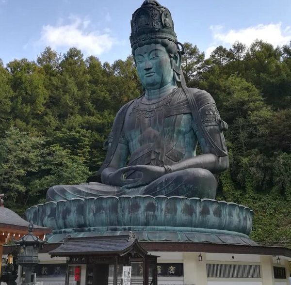 Showa Daibutsu giappone con bambini