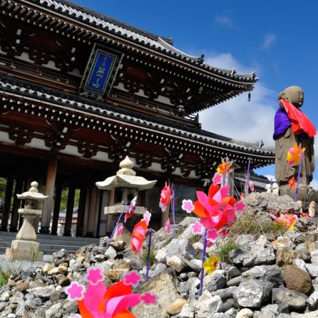 Guidare in Giappone: noleggio auto per visitare il Monte Osorezan