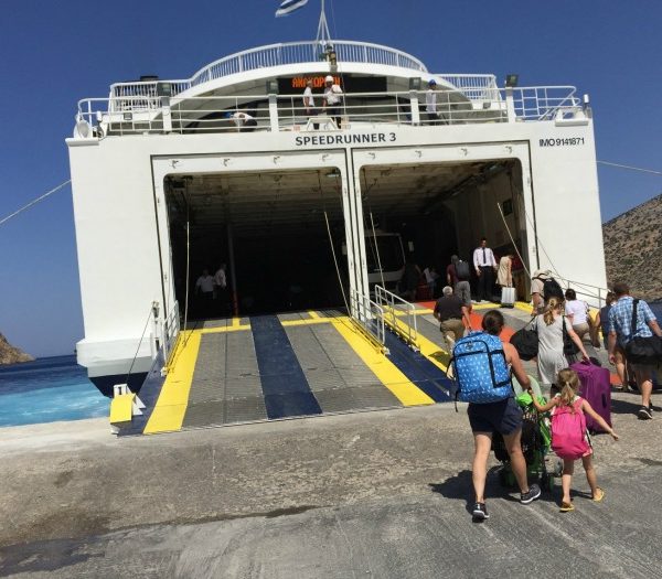 spostarsi in nave in grecia con bambini