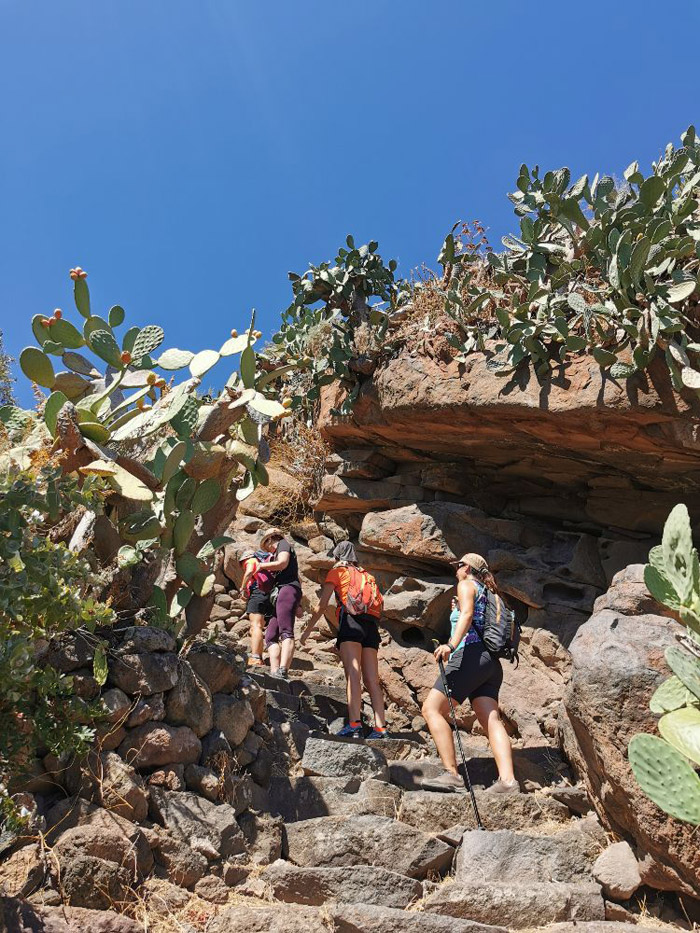 Alicudi Viaggio alle Eolie per donne Destinazione Umana - velatrekking eolie