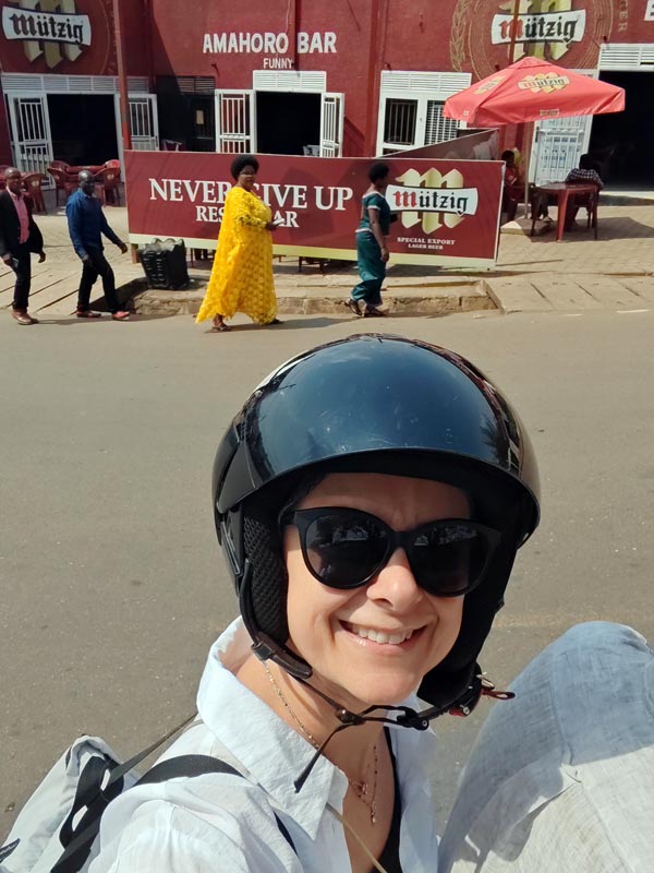 viaggio in ruanda noleggiare uno scooter